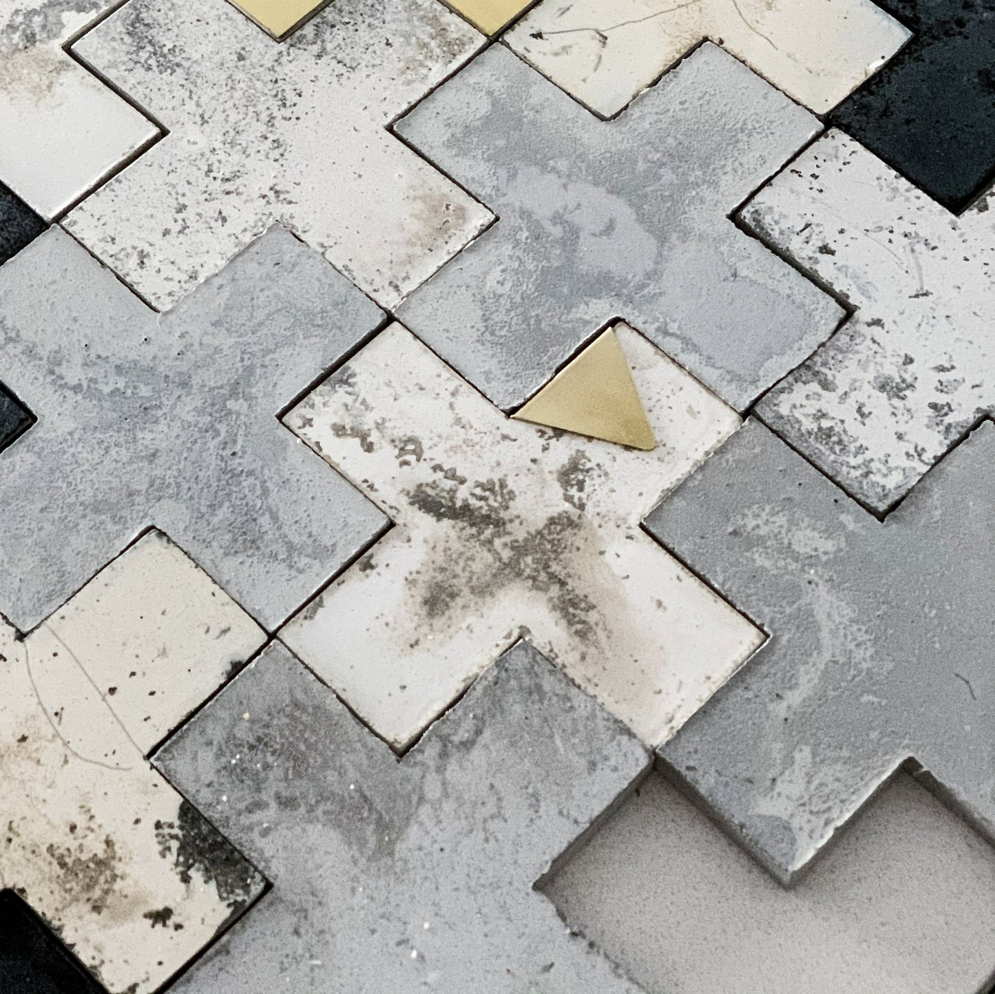 Clip incorporated on tiles